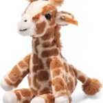 Steiff Gina Giraffe Hellbraun gefleckt 23 cm, Soft Cuddly Friends, aufrecht sitzend durch Granulatsäckchen, Kuscheltier Giraffe, Zootier Plüschtier, Flauschiges Safari-Tier