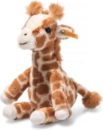 Steiff Gina Giraffe Hellbraun gefleckt 23 cm, Soft Cuddly Friends, aufrecht sitzend durch Granulatsäckchen, Kuscheltier Giraffe, Zootier Plüschtier, Flauschiges Safari-Tier