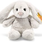 Steiff Hoppie Hase 18 cm hellgrau, Plüschtier Hase mit Schlappohren, Soft Cuddly Friends, flauschiges Stofftier zum Kuscheln und Spielen, Kuscheltier für Mädchen und Jungen, waschmaschinenfest