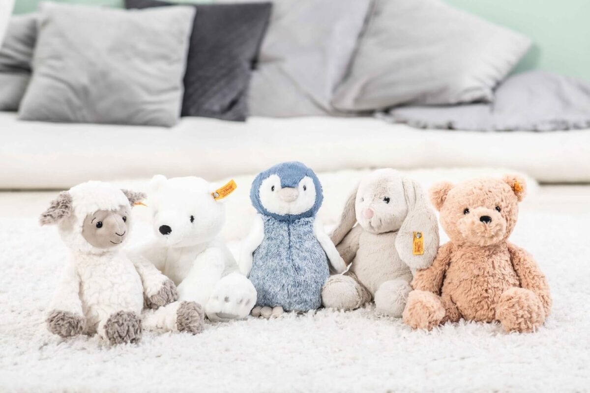 Steiff Hoppie Hase 18 cm hellgrau, Plüschtier Hase mit Schlappohren, Soft Cuddly Friends, flauschiges Stofftier zum Kuscheln und Spielen, Kuscheltier für Mädchen und Jungen, waschmaschinenfest