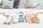 Steiff Hoppie Hase 18 cm hellgrau, Plüschtier Hase mit Schlappohren, Soft Cuddly Friends, flauschiges Stofftier zum Kuscheln und Spielen, Kuscheltier für Mädchen und Jungen, waschmaschinenfest
