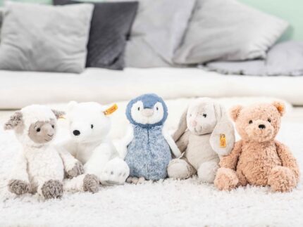 Steiff Hoppie Hase 18 cm hellgrau, Plüschtier Hase mit Schlappohren, Soft Cuddly Friends, flauschiges Stofftier zum Kuscheln und Spielen, Kuscheltier für Mädchen und Jungen, waschmaschinenfest