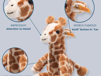 Steiff Gina Giraffe Hellbraun gefleckt 23 cm, Soft Cuddly Friends, aufrecht sitzend durch Granulatsäckchen, Kuscheltier Giraffe, Zootier Plüschtier, Flauschiges Safari-Tier