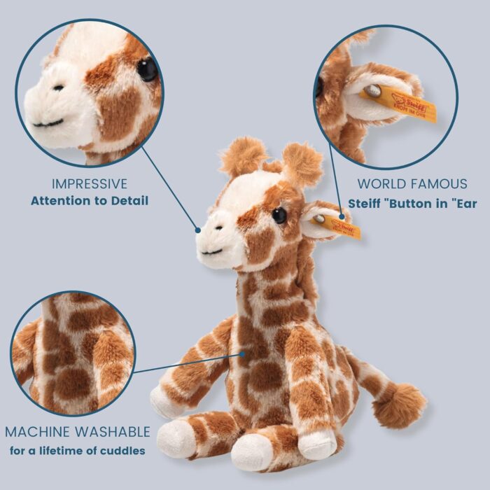 Steiff Gina Giraffe Hellbraun gefleckt 23 cm, Soft Cuddly Friends, aufrecht sitzend durch Granulatsäckchen, Kuscheltier Giraffe, Zootier Plüschtier, Flauschiges Safari-Tier