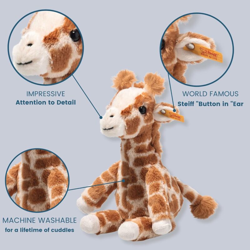 Steiff Gina Giraffe Hellbraun gefleckt 23 cm, Soft Cuddly Friends, aufrecht sitzend durch Granulatsäckchen, Kuscheltier Giraffe, Zootier Plüschtier, Flauschiges Safari-Tier